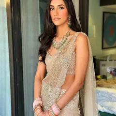 This bride, a film director from LA, prioritized minimalism. From her outfit to her makeup, every detail was about looking like herself. I created a barely-there look with a focus on healthy, glowing skin.