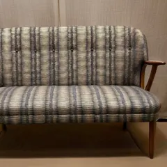 This mid-century modern settee is beautifully upholstered in our hand-printed linen. The 'Sonoma' pattern in Glitter Graphite, designed by Seema Krish, creates a unique texture with its striking yet muted metallic gold on black.