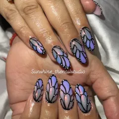 I love creating delicate, intricate designs like these butterfly wings. This set features a fairy chrome effect that shifts in the light, with hand-painted details to make the wings look almost real.