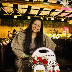 It brings me so much joy to see my clients enjoying their celebrations. Here is a happy customer with her personalized "BFF" cake and flower hamper at her birthday party.