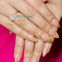 For a truly standout look, I used 3D chrome to create these raised golden accents on a nude base. The design is both elegant and edgy, perfect for making a statement.