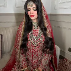 For my Walima brides, I offer looks that blend sophistication and boldness. This heavily layered Polki and gemstone set in red and green, paired with a statement maang tikka, is perfect for a grand reception.
