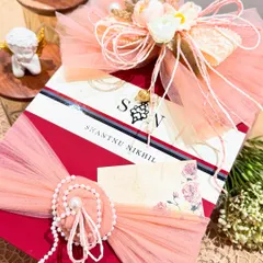 Another angle of this elegant gift wrapping, showing how the layers of tulle and the placement of the floral and pearl details create a sense of luxury and anticipation. It’s these thoughtful touches that make a gift truly special.