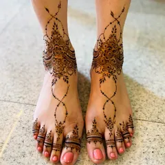 A minimal and very elegant design for feet. A delicate pattern adorns the top of the foot, connected by a graceful, curving line of dots to the toe details.