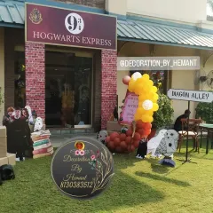 The entrance to the party was transformed into the Hogwarts Express Platform 9¾. I used a custom backdrop, themed cutouts, and balloon garlands to create a grand entrance that immediately set the magical tone.