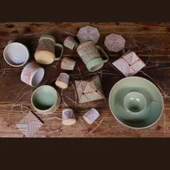 The KHUMĀR collection is a tribute to carefree get togethers with friends. This set includes sturdy beer mugs, shot glasses, and versatile serveware, all featuring a distinct geometric carving that feels great to hold.