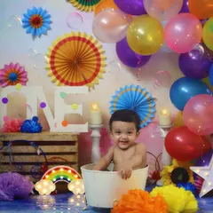 After the cake, it's time for a splash! This happy little guy is enjoying his bubble bath, which is the perfect way to end our session and capture some super cute, clean-up photos. 🫧