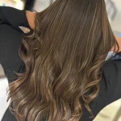 This warm caramel balayage blend is all about richness and shine. Paired with a long layers haircut, it creates a look that is both glamorous and healthy.