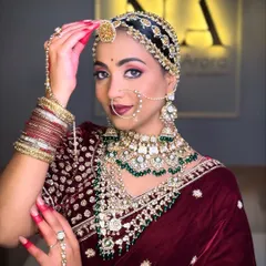 This is the royal bride look I love to create. It’s all about timeless elegance, with bold eyes, rich lip color, and perfectly placed jewellery. I ensure every element, from the matha patti to the intricate details of the makeup, comes together to make you feel like a queen.