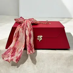 This elegant red gift box is a statement of love. Personalized and tied with a beautiful scarf, it's the perfect packaging for a special anniversary or Valentine's Day surprise.