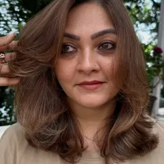 A close-up of a layered cut on medium-length hair. This style is perfect for adding volume and shape, making the hair look fuller and more dynamic.