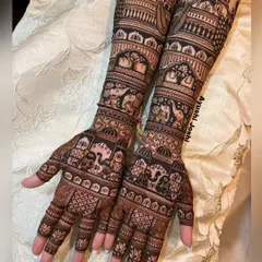 You don't always need figures to make a statement. This is a perfect example of a full, intricate bridal mehendi that is rich with traditional motifs like palaces, peacocks, and elephants, but without any human figures.