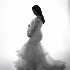 A classic black and white silhouette. This high-contrast, high-key technique beautifully outlines the shape of the mother and baby bump, creating a powerful and artistic image.