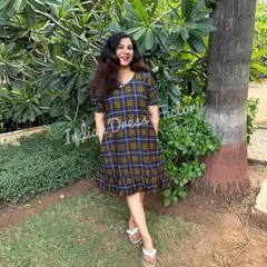 A simple yet chic checkered cotton dress I made, complete with pockets for convenience. This is the kind of comfy, made-to-measure outfit that you can wear all day long.