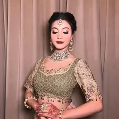 A closer look at the JW Madhu set. The intricate work and beautiful color combination make it a versatile piece for any celebration.