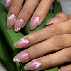 A dreamy set perfect for a bride-to-be. This design combines the trendy glazed donut chrome with chunky sparkle and delicate, hand-painted white flowers for a look that truly glows.