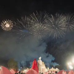 A Varmala moment set against a sky full of fireworks. We conceptualized this royal ceremony for Riddhi and Kunal, ensuring the display was perfectly timed to create a breathtaking and timeless memory.