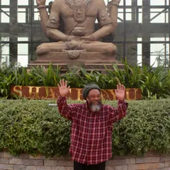 The esteemed spiritual master Mooji Baba gracing our retreat. It is a profound honor to provide a space for rest and healing to those who dedicate their lives to guiding others.