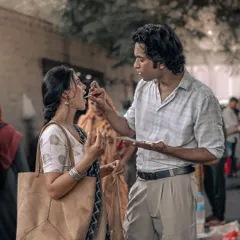 Love is in the small things, like sharing a bite on a busy street. This candid photograph captures the effortless intimacy and charm that defines my nostalgic, film-style couple shoots.