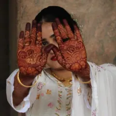 Look at that rich, reddish-brown colour! This is the sign of a high-quality, natural henna stain that will continue to darken.