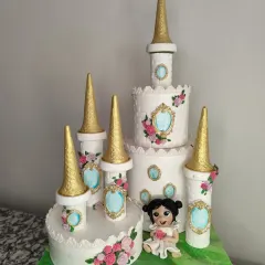 A fairytale castle for a little princess. This multi-tiered cake features golden turrets, intricate floral details, and a sweet, hand-sculpted princess figurine waiting at the entrance. It’s the kind of cake that makes birthday dreams feel real.