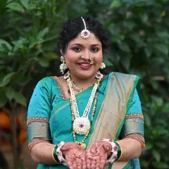 A joyful portrait of the mom-to-be. Her hands are filled with 'oti', a traditional offering, and her face is lit up with a beautiful smile.
