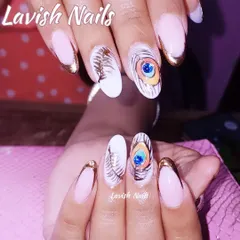 Showcasing detailed hand-painted artistry, this set features almond-shaped nails with a stunning peacock feather design. The intricate details of the feather and the vibrant evil eye accent are complemented by elegant gold chrome French tips.