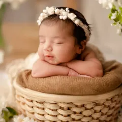 The classic 'head in hands' pose is a favorite for a reason. It perfectly shows off your baby's peaceful, sleepy face. We achieve this look safely using composite editing, ensuring your baby is always supported and comfortable.