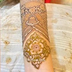 Mastering the finishing touches. This close-up shows a beautifully executed floral patch, highlighting the clean lines and consistent application of the henna paste.