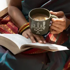 A quiet moment with a mug from the Kolam collection. These pieces are inspired by the beautiful, ephemeral rice flour drawings from my heritage, bringing a sense of tradition and warmth to your daily coffee or chai.