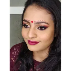 For my beautiful Bengali brides, I specialize in creating the traditional look with intricate Chandan art on the forehead. This is paired with a dramatic smokey eye and a rich magenta lip for timeless elegance.