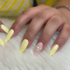 A whisper of sunshine on your nails. This set combines a cheerful pastel yellow with accent nails featuring delicate, translucent 3D flowers on a soft pink base.