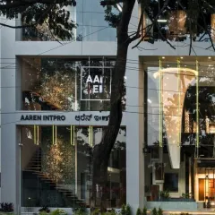 Highlighting the elegance of scale and the beauty of grandeur. The facade of the Aaren Intpro showroom is crafted to leave a lasting impression at every glance.