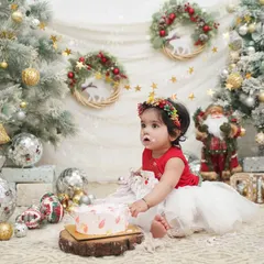 A Christmas-themed cake smash! This is a wonderful way to combine a first birthday celebration with the magic of the holiday season.