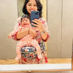 A happy mirror selfie with my smiling baby. The Buttbaby hip seat makes it easy to carry her around while keeping her comfortable.