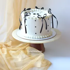 A full view of the black and white vintage cake, a timeless design that is perfect for any sophisticated celebration.