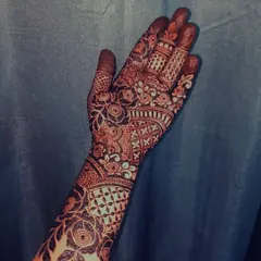 Another view of this intricate floral design, showing the details on the fingers.