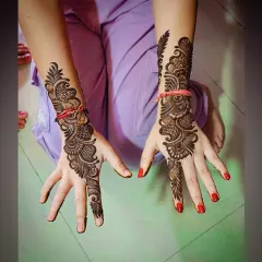 An elegant Arabic-style mehandi design for the back of the hands. This style is defined by its flowing, bold patterns and the beautiful contrast it creates with open skin, perfect for a chic and modern festive look.