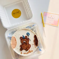 Celebrating a 4-month milestone with this adorable teddy bear bento cake. The bear wears a party hat and holds a balloon, all created with textured buttercream piping.