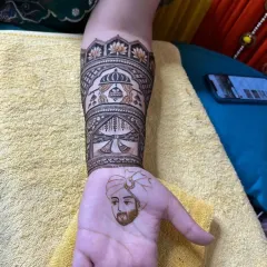 A view of the groom's portrait on the palm, with the fresh henna paste applied.