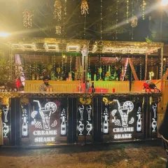 My live mocktail and shake counter, fully equipped and lit for an evening party. I offer a variety of refreshing, non-alcoholic beverages to ensure every guest has a special drink in hand.