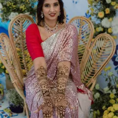 This bride looks absolutely stunning in her sequined saree, with her architectural-themed mehendi completing the look.