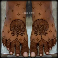 A perfect example of minimalist foot mehendi. This design features a beautiful lotus mandala on the top of the feet with delicate details on the toes, offering an elegant and modern look.