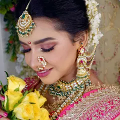 The complete Maharashtrian bridal look, featuring a beautiful blend of pink eyeshadow, a traditional nath, and elegant jewelry. My students learn to harmonize all these elements perfectly.