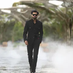 The Viaggio Blazer in black, a vision of modern sophistication. This piece is designed for the discerning gentleman on the move, offering a sleek profile and unparalleled comfort without compromising on style.