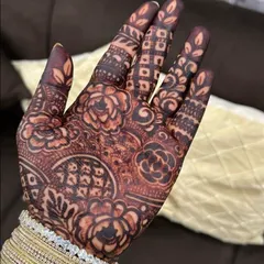 The result of patience and pure, natural henna. This is the rich, dark stain my clients love, photographed after it has fully matured. I always recommend getting your mehendi done 24 to 48 hours before your event for this beautiful color.