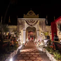 The entrance to a royal wedding should be a statement. At Jagmandir, I combined traditional floral garlands with intricate architectural details to craft a stately and welcoming gateway for guests.