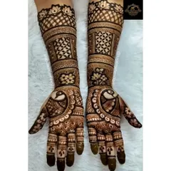 A gorgeous full-hand design for a bridesmaid. This pattern features the classic combination of lotuses, peacocks, and elegant check patterns, perfect for celebrating the wedding.
