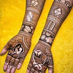 I love creating personalized mehendi for baby showers. This design features custom motifs like "Mom to be" and "Dad to be," along with adorable baby-themed elements, making it a unique and memorable part of the celebration.