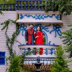 Our Santorini-style set features a charming balcony with classic white and blue details, perfect for creating a romantic, Mediterranean-themed photoshoot.